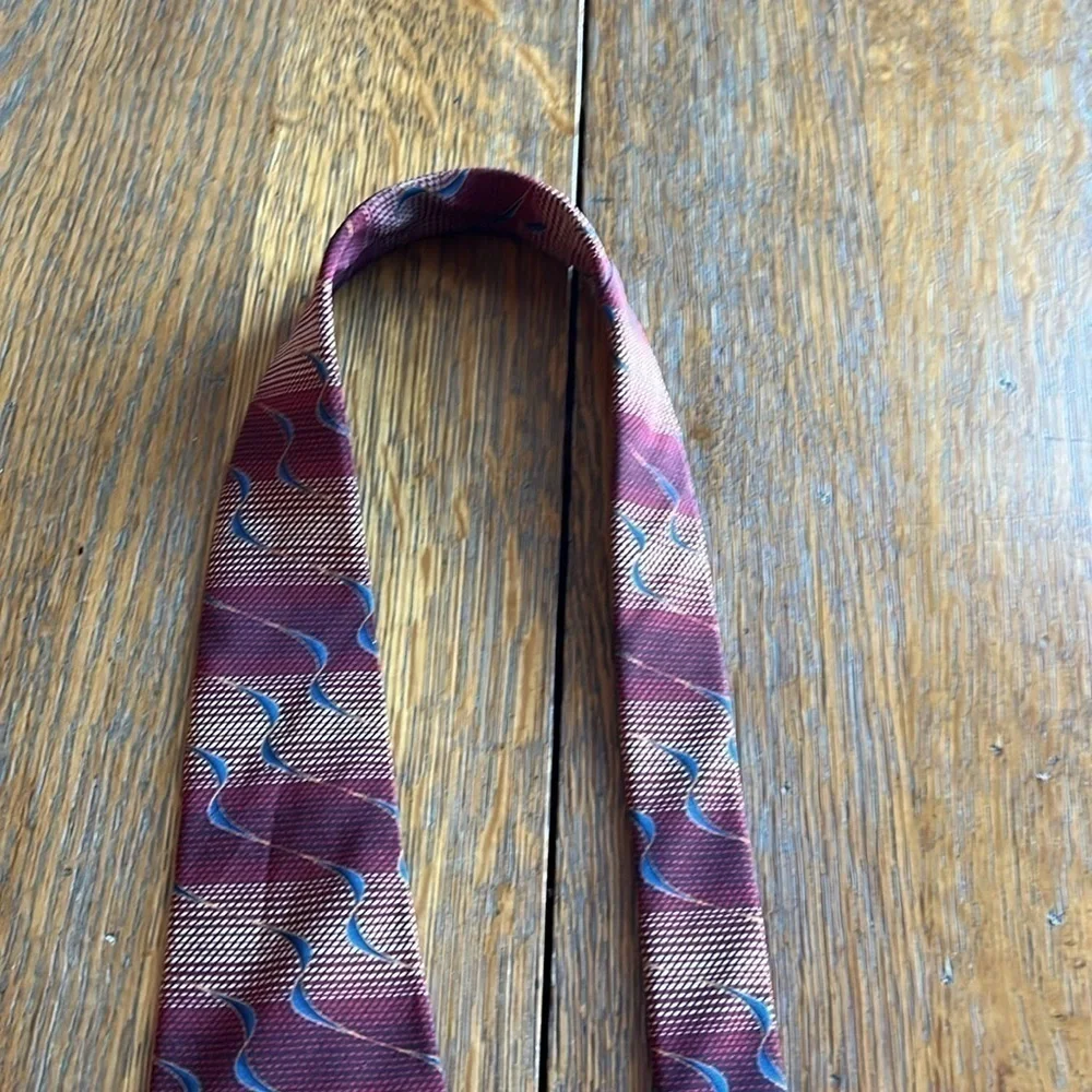 Bill Blass Black Label Silk Tie Wine Color with Blue Squiggly design